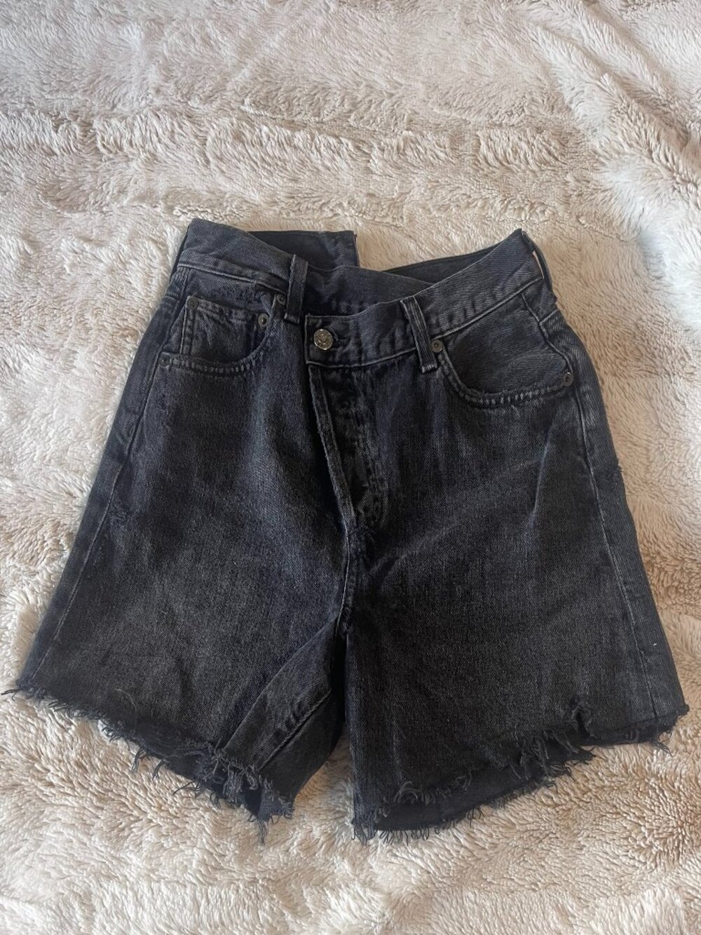 AGOLDE Criss-Cross High-Rise Denim Shorts in Hitchhike size 24 - Picture 3 of 5